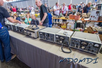 Another beautiful collection of nearly mint old radios.