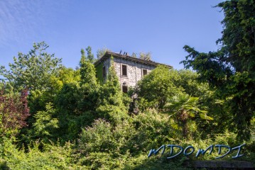 There are loads of beautiful neglected lake side houses in Stresa just crying out to be restored.