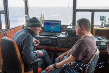 Ronnie Alcote (MD0RLA) chatting with Billy MacFarland (GM0OBX) iat Scarlett Point, Isle of Man.
