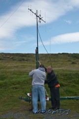 With some help from Erwin (DL6SBN), Guenther (DG1SBU) managed to strap the make-shift antenna to the tower trailer.