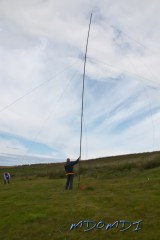 Whilst Erwin (DL6SBN) held the fiberglass pole in place, Bernd (DL1SBB) ran around getting the guy wires sorted out.