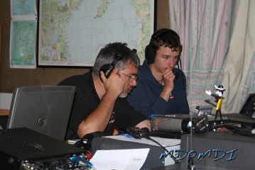 Bernd (DH1SBB) trying to pull out a callsign from the noise of a pileup with Andreas (DO2TGO) logging