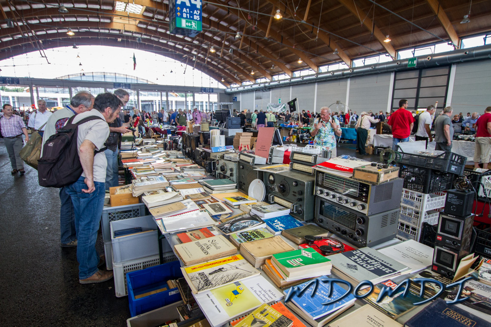 A great example of the many books and manuals that are available in all languages.