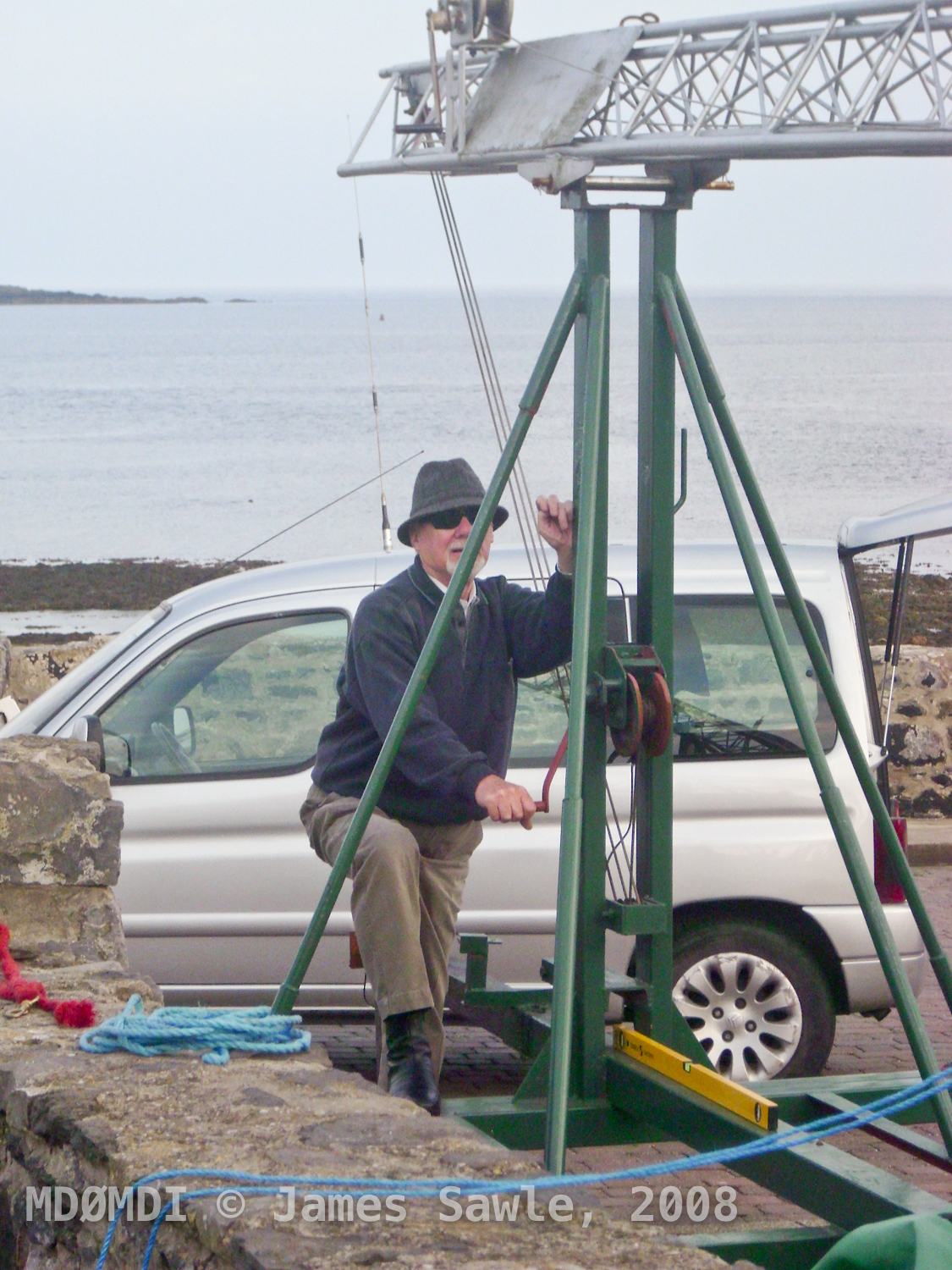 Harry (MD0HEB) then decided that it was safer to be at the end of the mast and helped to crank her up into position, thankfully this was a much better job than the sorting out of the guy ropes.
