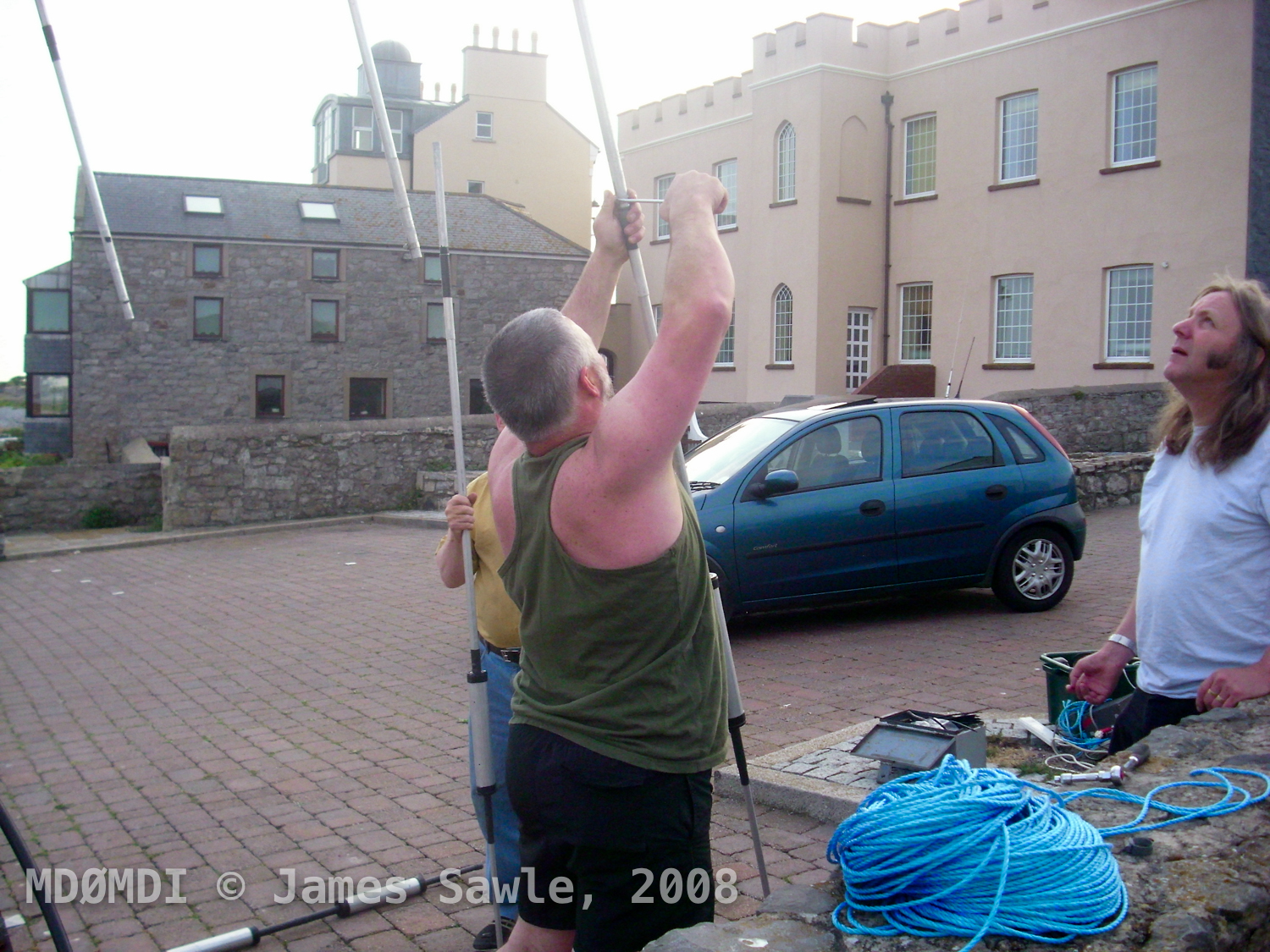 Steve (GD7DUZ) attaching the last few elements to the Mosley Beam with Stuart (GD0OUD) looking on.