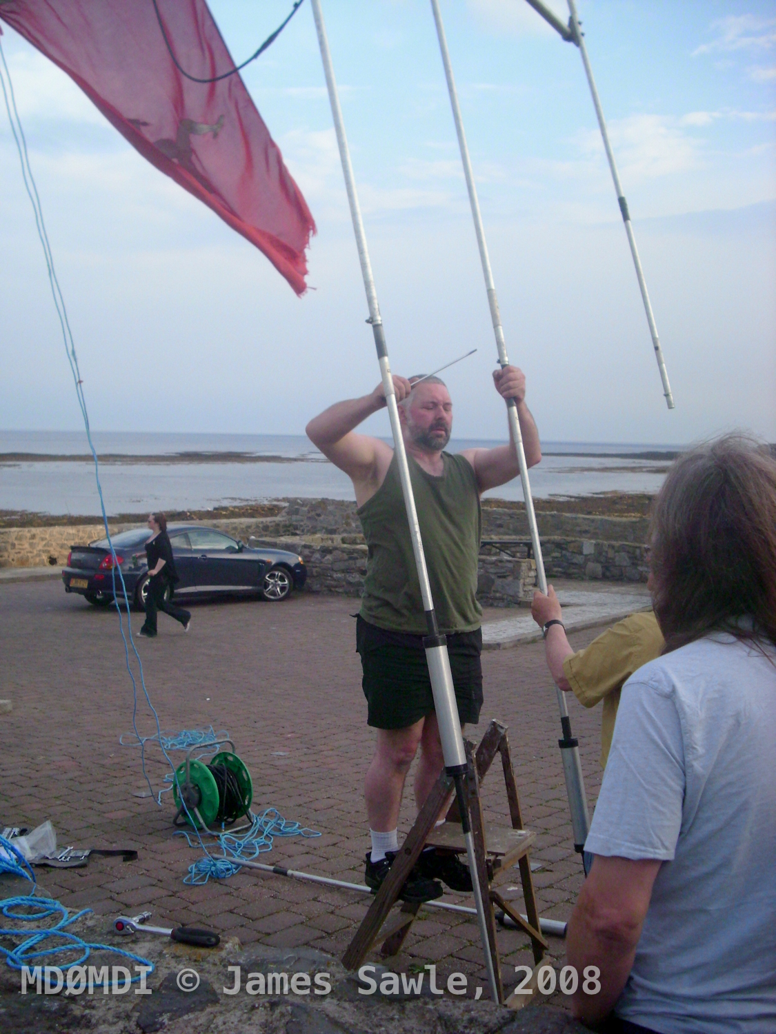 Steve Kelly (GD7DUZ) attaching the last of the elements to the beam