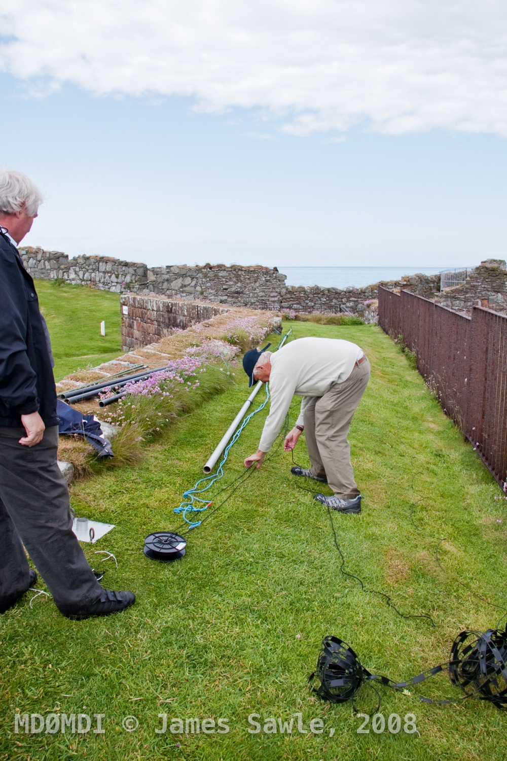 John Martin (GD4RAG) and a friend of his was up to the job of raising this antenna using a small pole and the railings around the castles edges.