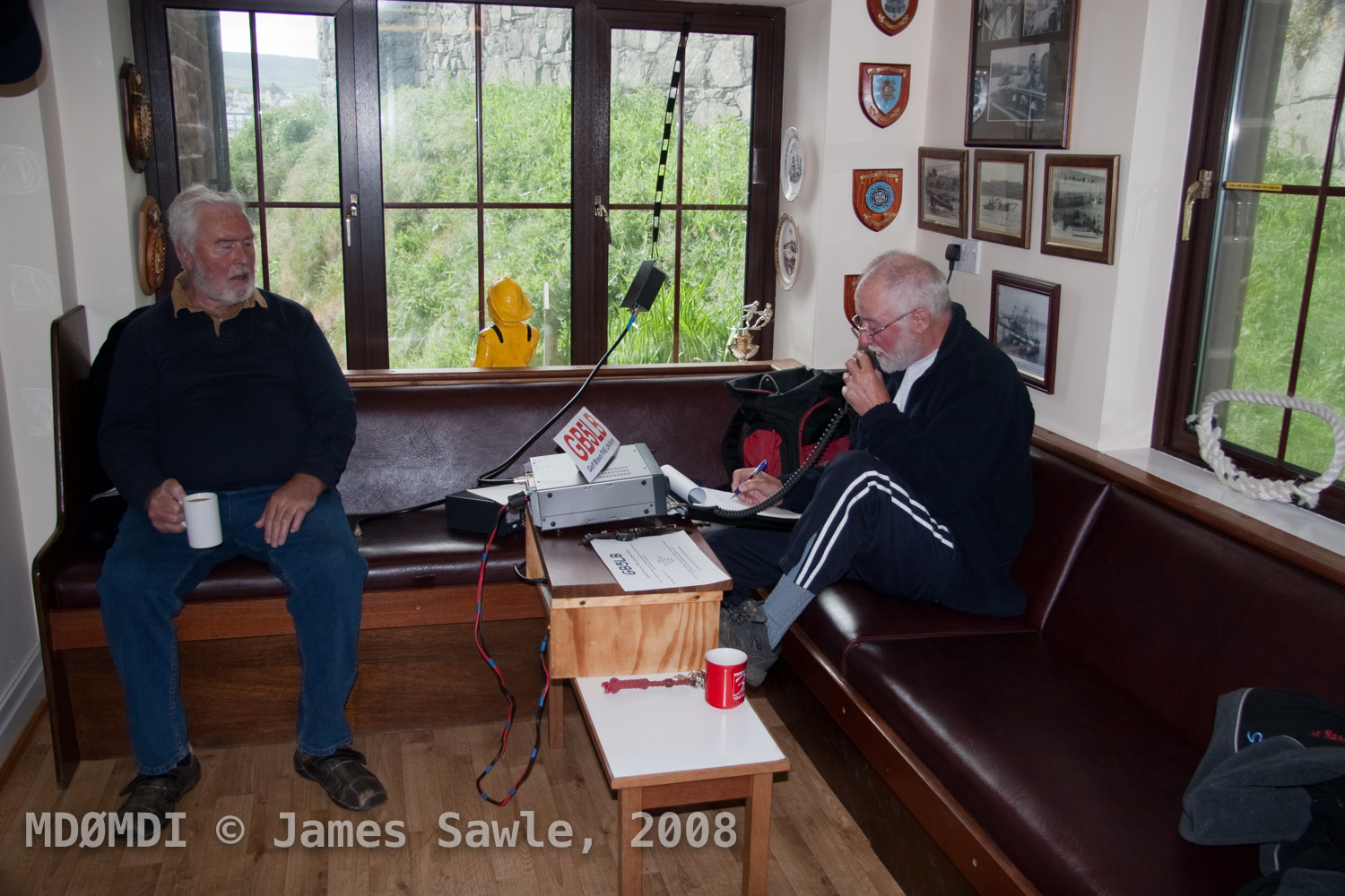 Taking it in turns, this time with Mike Dunning (GD0HYM) on the mic and getting the callsign heard. The gentleman on the left is one of the RNLI Crew in Peel, Sorry did not catch his name.
