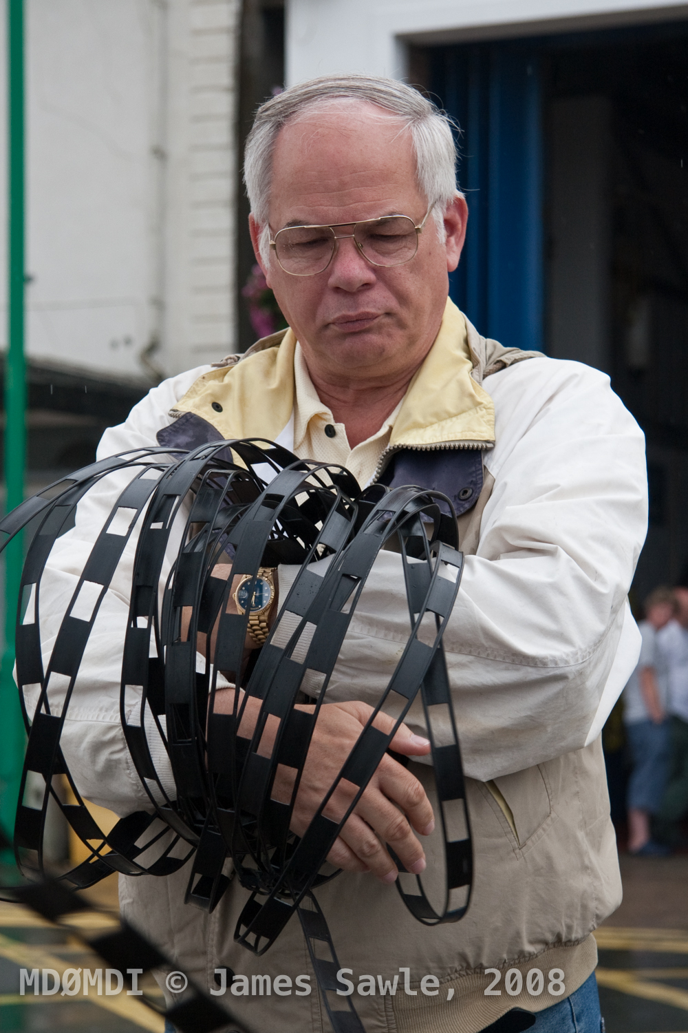 Bob Barden (MD0CCE) laying out the antenna ready for lifting.