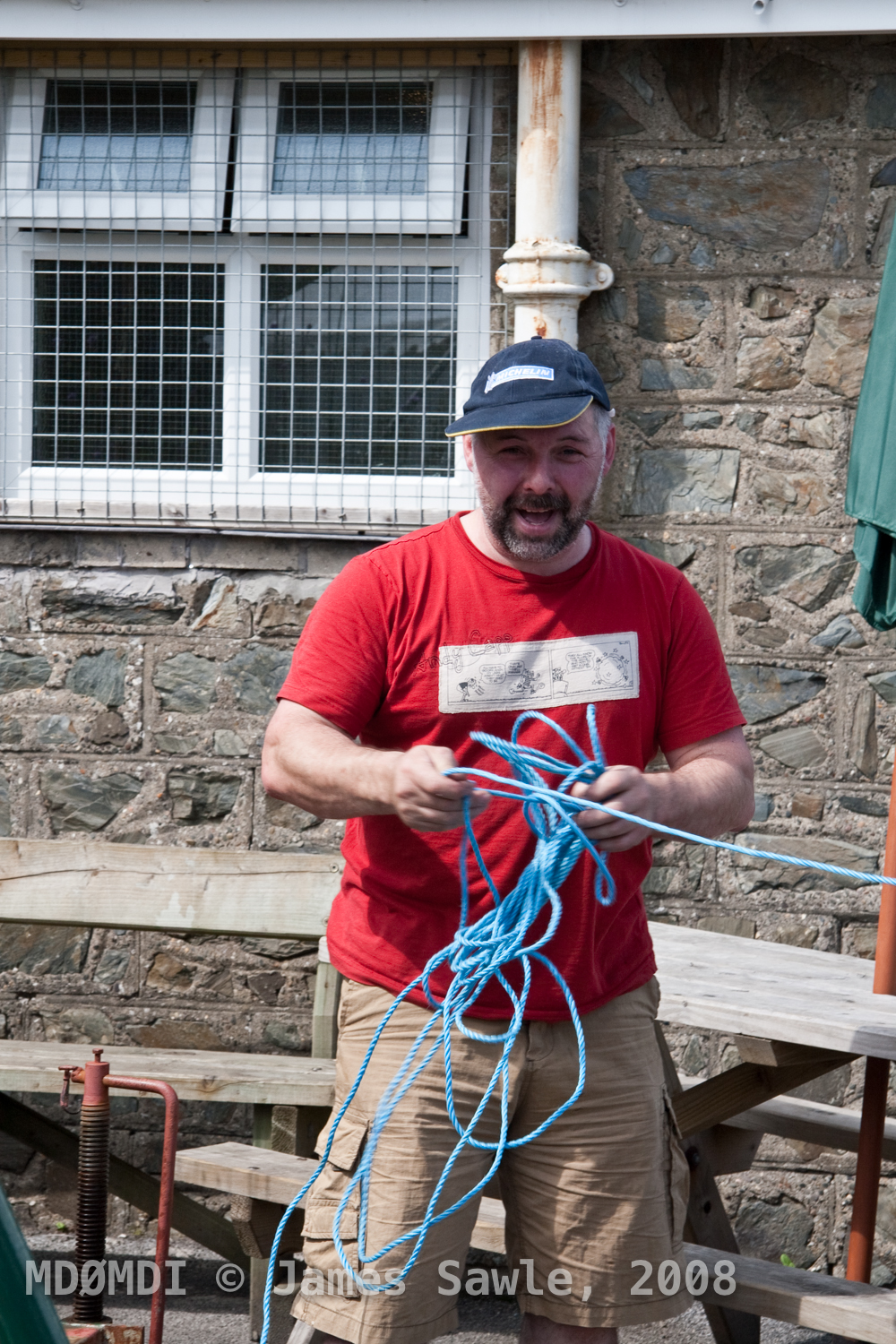Steve Kelly (GD7DUZ) even has time to show off his knotting skills, the only problem was that he could not undo his masterpiece! Opps!