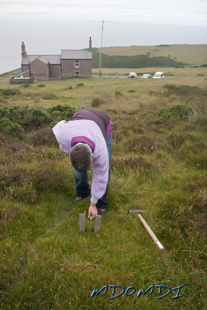 With the aid of a big sledge hammer Bernd (DH1SBB) managed to get the base for the GAP antenna into the nice soft soil of Eary Cushlin.