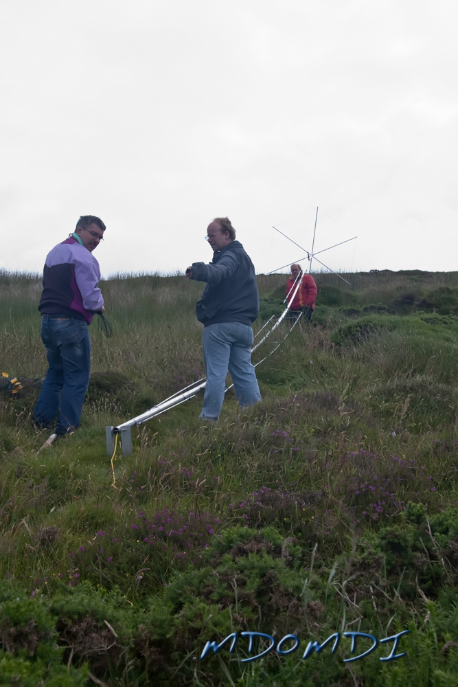 Bernd Bross (DH1SBB) and Markus Wagner (DO5MZ) chatting about guys ropes whilst Peter Herring (DL1SPH) takes the strain.