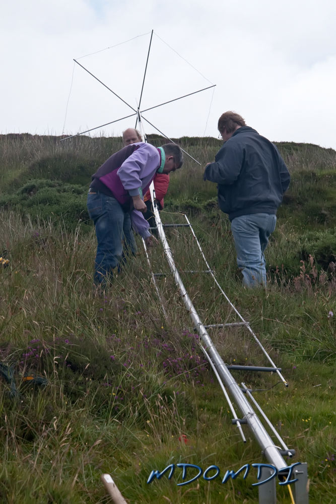 Bernd (DH1SBB) making sure that the antenna is ready to raise.