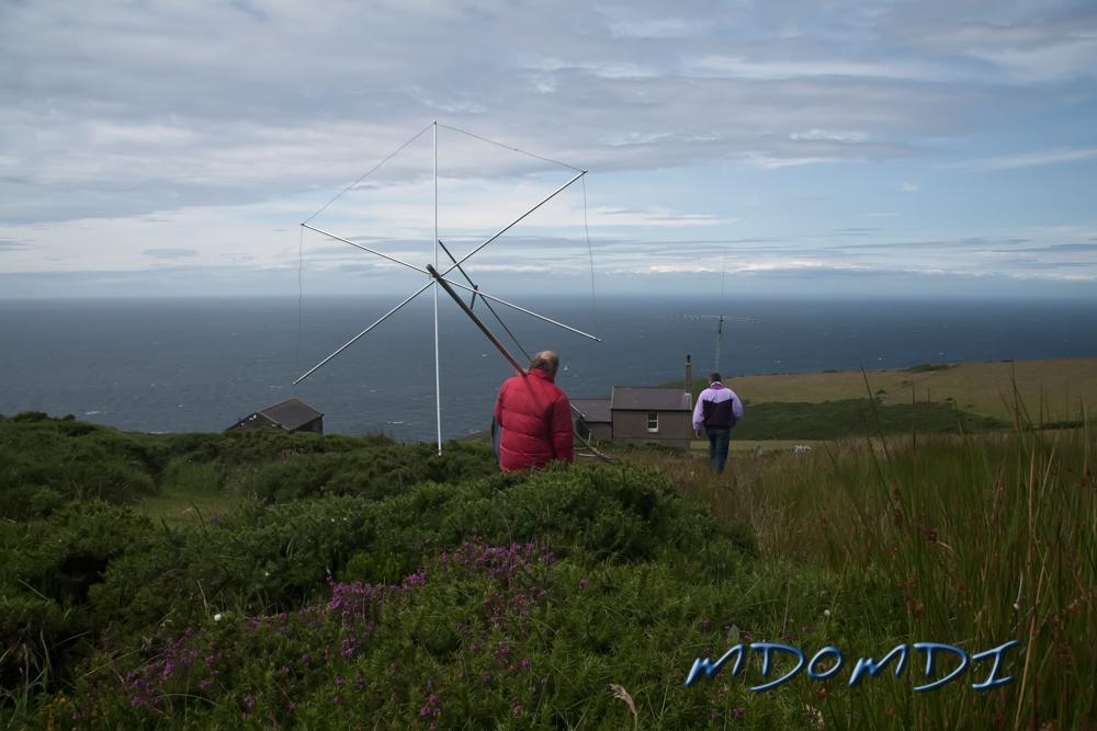 Bernd Bross (DH1SBB) going off to lunch and leaving Peter Herring (DL1SPH) holding the antenna