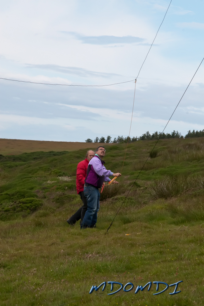 Peter Herring (DL1SPH) and Bernd Bross (DH1SBB) sorting out the actual loop antenna.