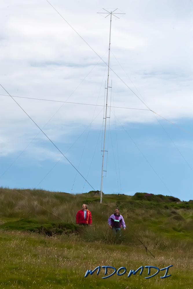 Peter (DL1SPH) and Bernd (DH1SBB) standing in front of the GAP Voyager Antenna