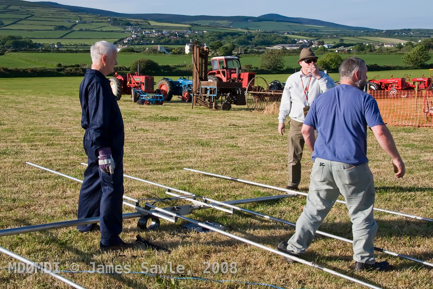 John Butler (GD0NFN) and Harry Blackburn (MD0HEB) helping out Steve Kelly (GD7DUZ) with the IOMARS Club Beam.