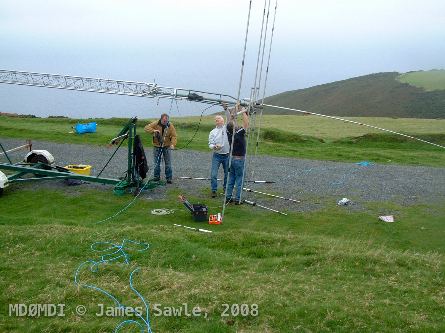 Steve (GD7DUZ) attaches the balun to the antenna.