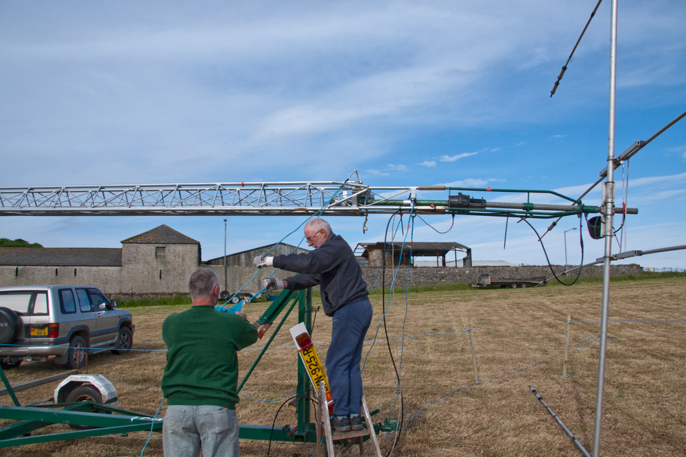 Steve (GD0DUZ) and Mike (GD0HYM) making short work of assembling the mast.