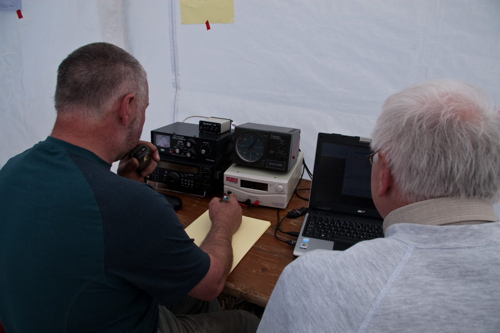 Steve Kelly (GD7DUZ) ending the day on data modes whilst John Butler (GD0NFN) looks on.