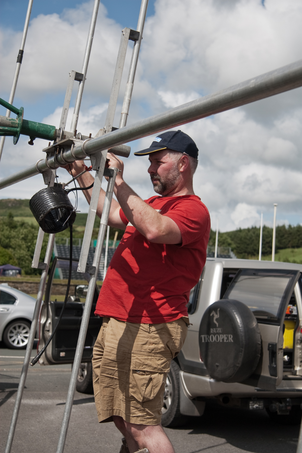 Steve (GD7DUZ) attaching the balan to the Beam.