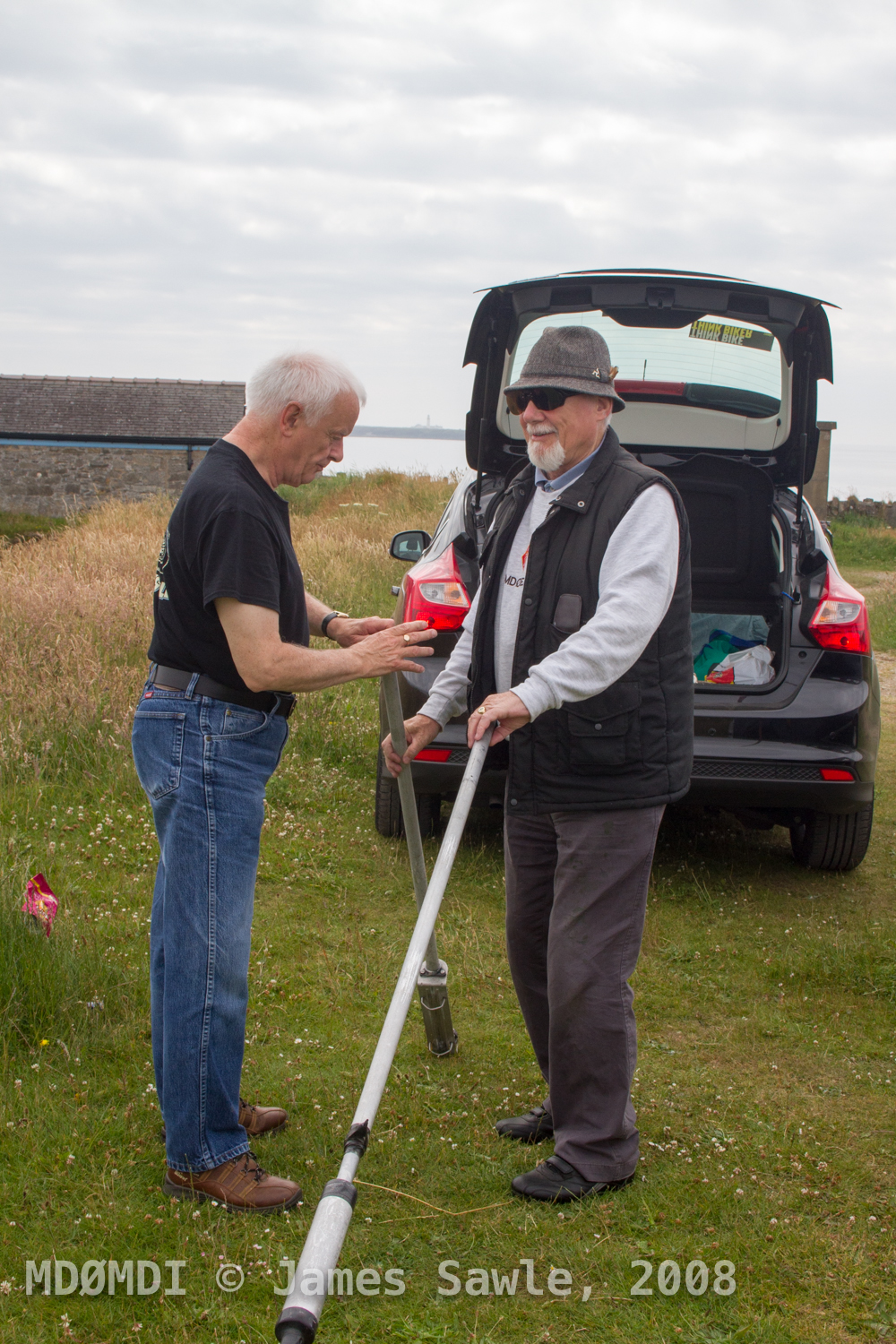 John Butler (GD0NFN) finishing off the antenna with Harry Blackburn's (MD0HEB) help.
