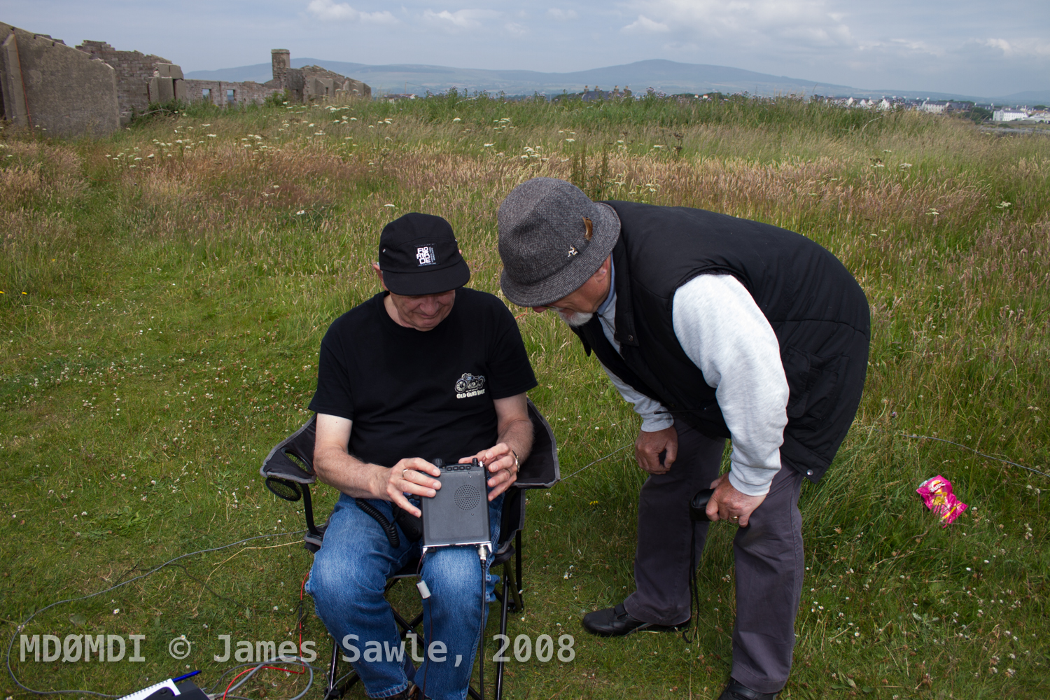 John (GD0NFN) explaining to Harry (MD0HEB) how to operate the FT-817.