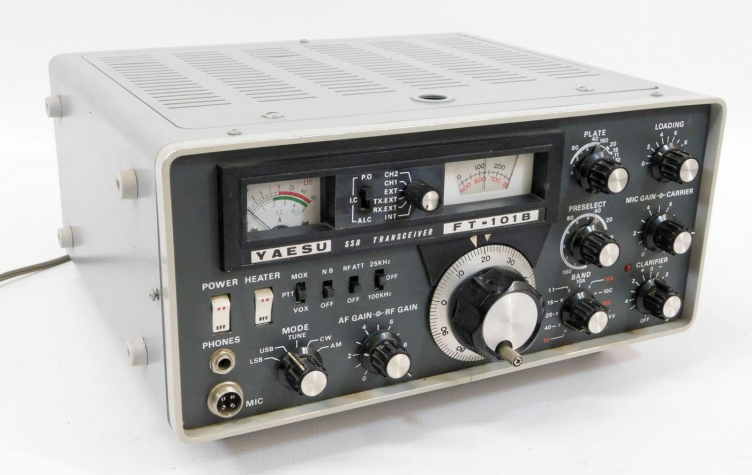 Yaesu FT-101B, The view of the front panel.