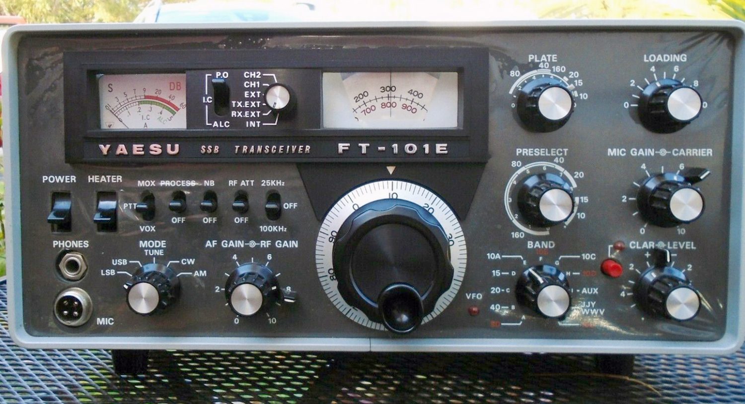 Yaesu FT-101E, view of the front panel.