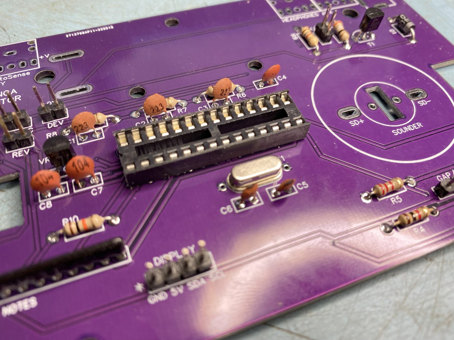 The 16 MHz Crystal can be installed either way round.