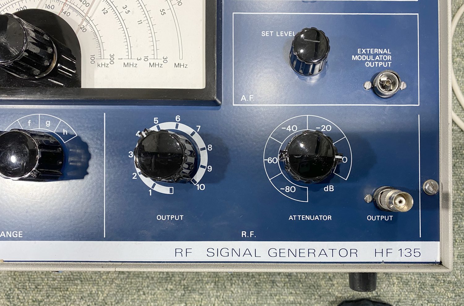 AVO HF-135 RF Signal Generator