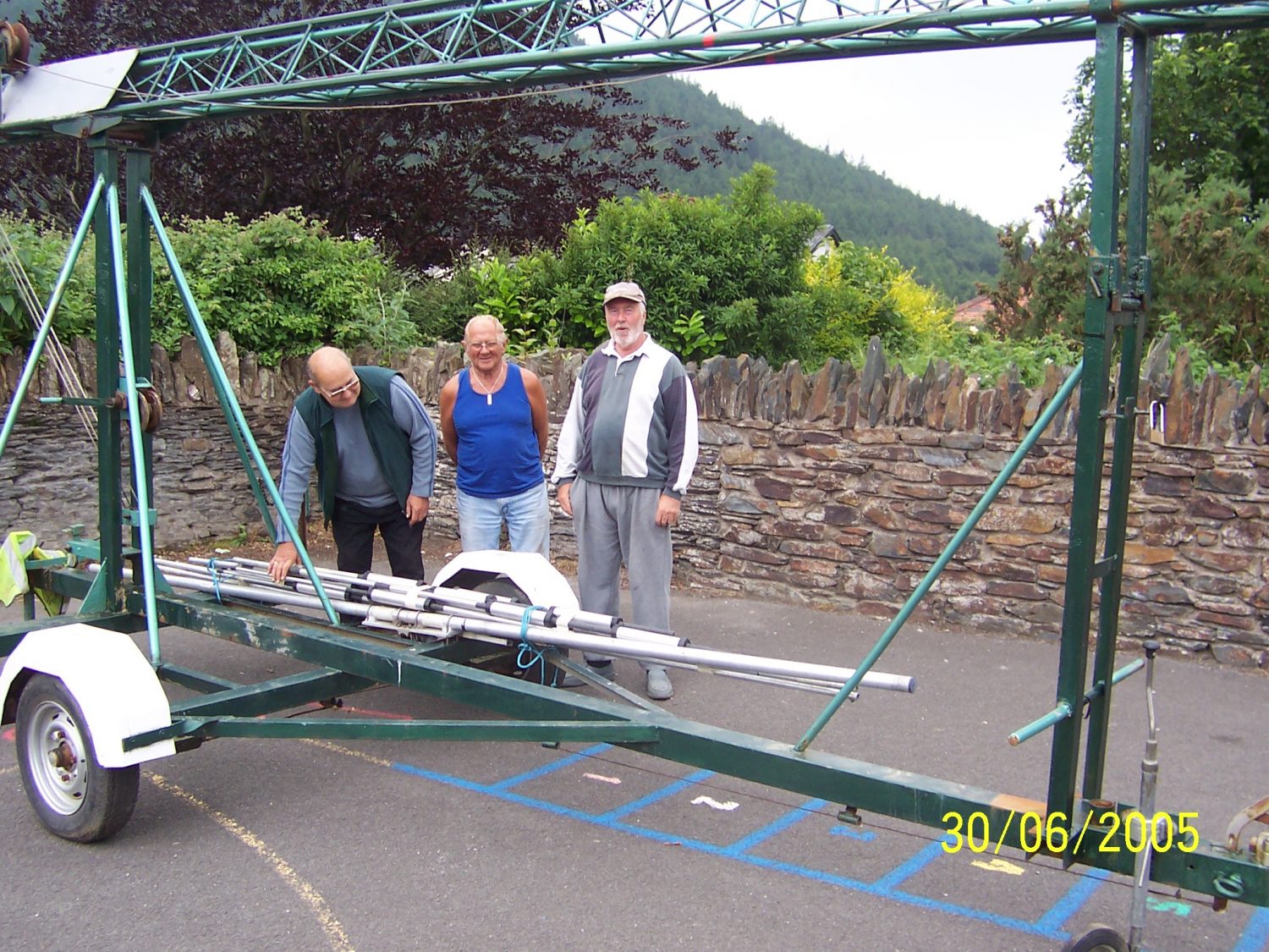 Loading up the Mast is Phil Parker (GD4UQO), Dave Corkish (2D0RGW) and John Parslow (GD4UHB)