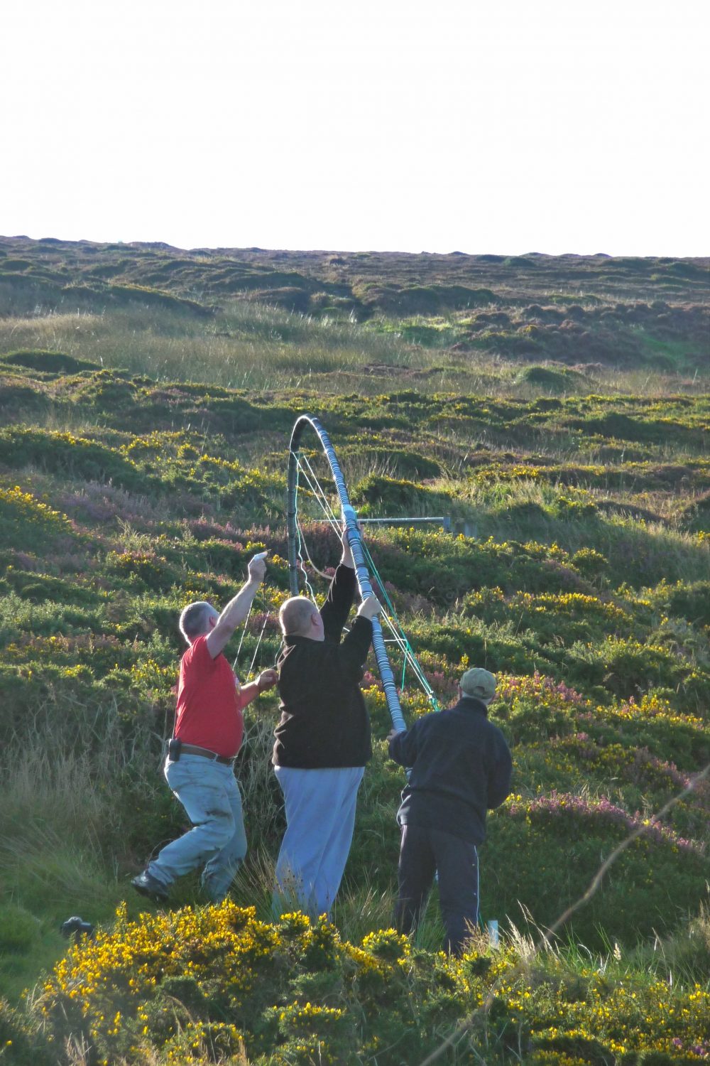 2009, Steve Kelly (GD7DUZ), John Parslow (GD4UHB) and Unknown playing with Antenna's Behind Eary Cushlin.