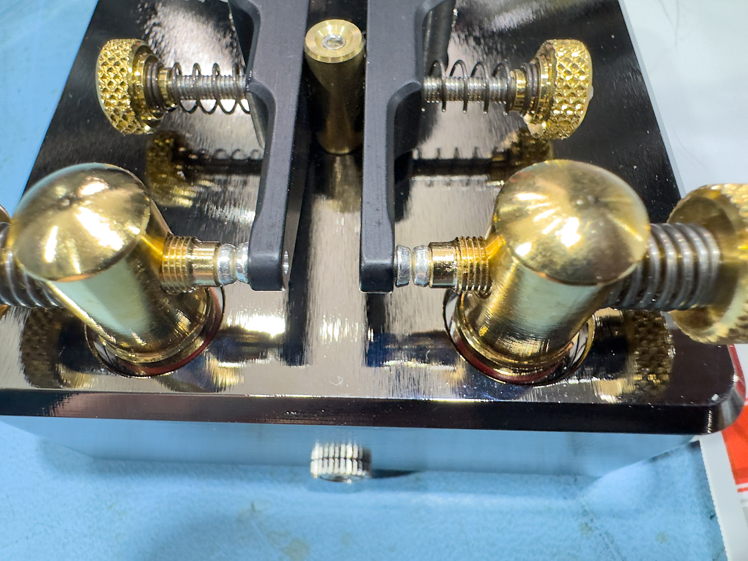 Another Close-up of the contacts on the Begali Simplex Palladium Morse Key