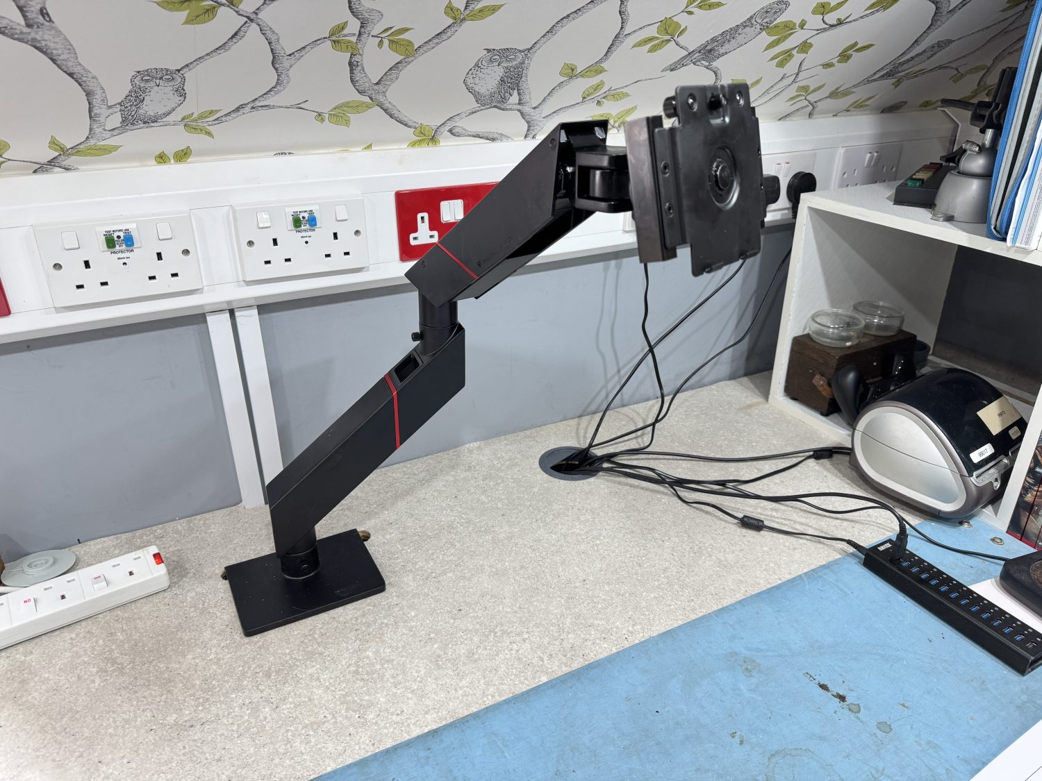 The Secretlab MAGNUS Heavy Duty Monitor Arm assembled.